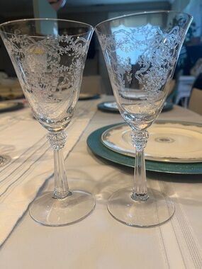 Etched Clear Crystal Wine Glasses with Floral Vine Pattern (Pair)